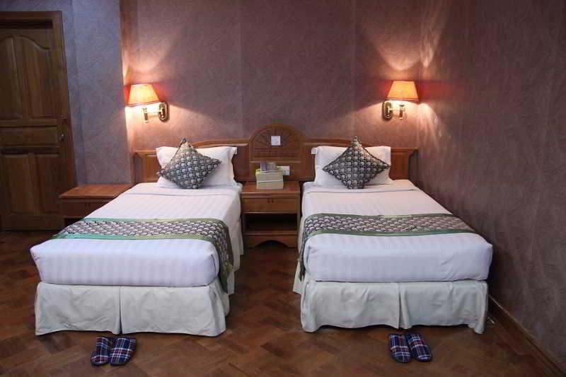 Excel Treasure Hotel Yangon Bagian luar foto
