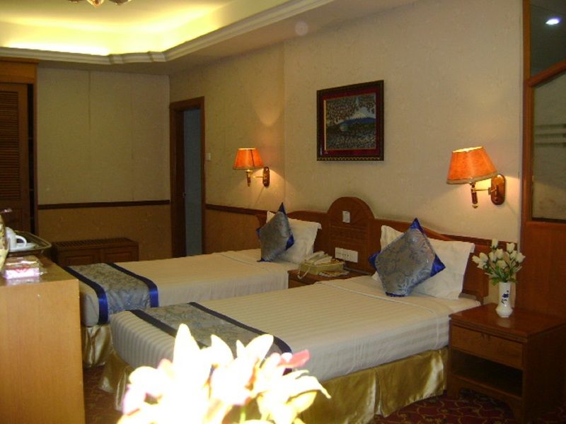 Excel Treasure Hotel Yangon Bagian luar foto